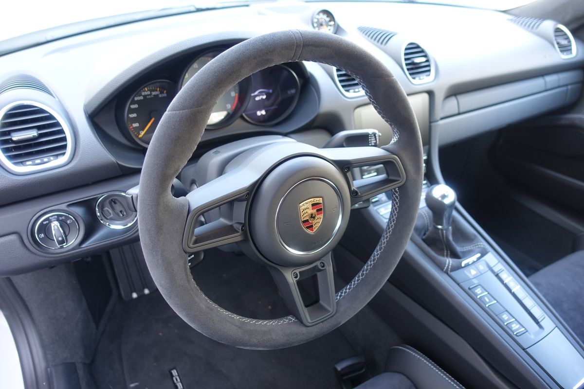Porsche Cayman GT4