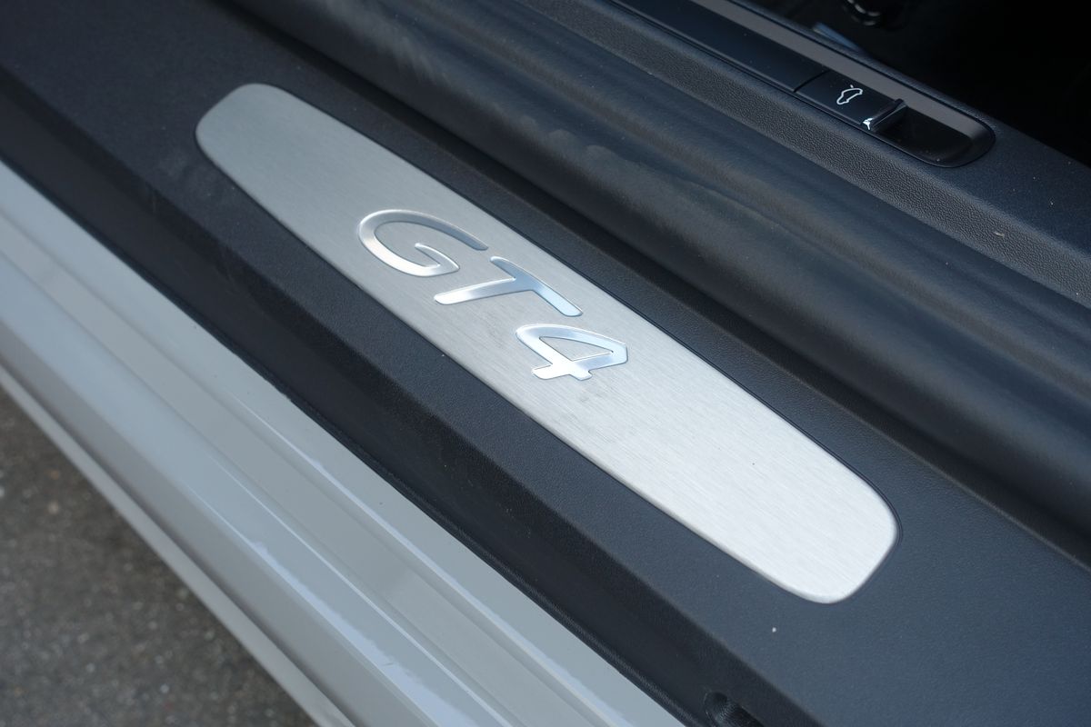 Porsche Cayman GT4