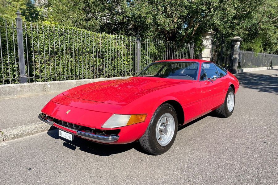 /en/stock/previously-sold/details/ferrari-365-gtb4-daytona/520