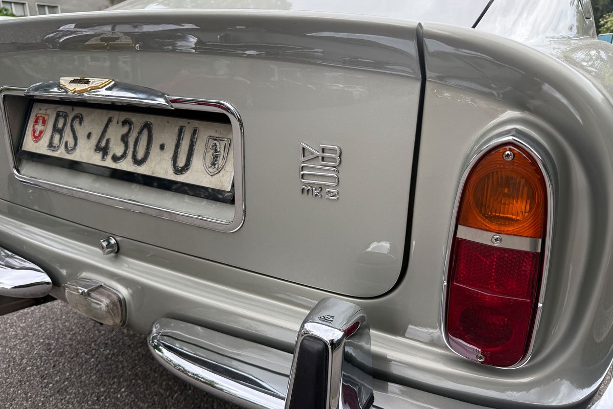 Aston Martin DB6 Vantage Mk2
