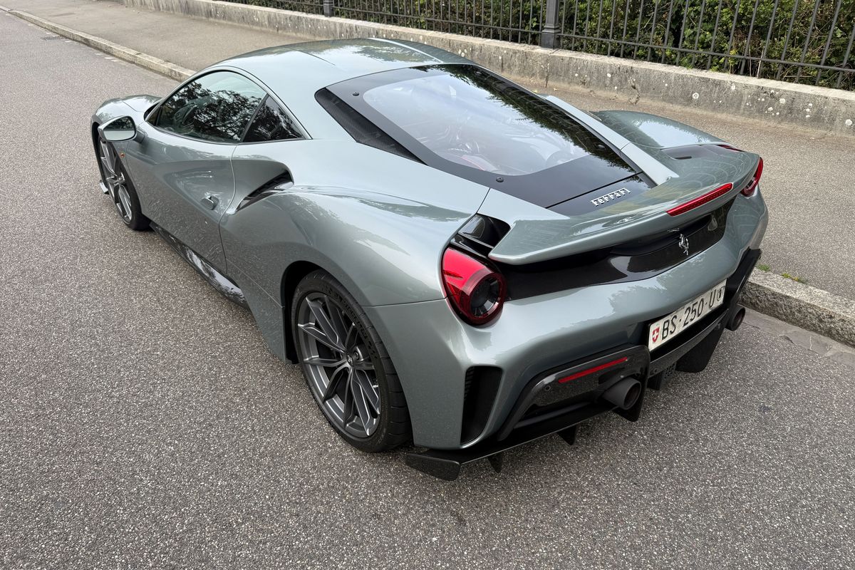 Ferrari 488 Pista "Tailor Made"